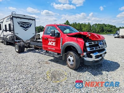 Czwarte zdjęcie samochodu z boku: 2024 FORD F550 SUPER DUTY VIN:1FDUF5GNXRDA22877 - miniatura