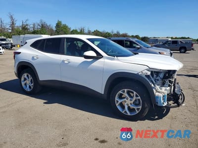 Czwarte zdjęcie samochodu z boku: 2024 CHEVROLET TRAX LS VIN:KL77LFE2XRC052375 - miniatura