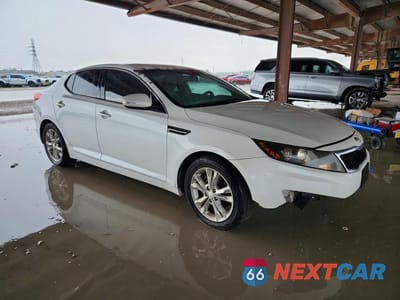 Czwarte zdjęcie samochodu z boku: 2013 KIA OPTIMA LX VIN:5XXGM4A79DG129817 - miniatura