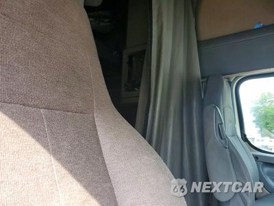 Zdjęcie 6 z 10 samochodu: 2019 FREIGHTLINER CASCADIA 125 SEMI TRUCK VIN:3AKJGLDR9KSKP0904 - miniatura