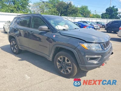 Czwarte zdjęcie samochodu z boku: 2018 JEEP COMPASS VIN:3C4NJDDB9JT367120 - miniatura
