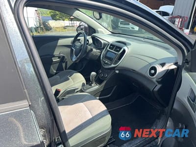 Piąte zdjęcie samochodu w środku: 2019 CHEVROLET SONIC VIN:1G1JG6SB9K4137282 - miniatura