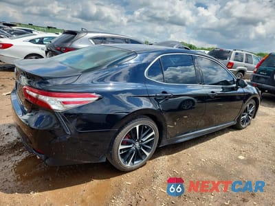 Trzecie zdjęcie samochodu z tyłu: 2018 TOYOTA CAMRY XSE VIN:4T1B61HK8JU562947 - miniatura