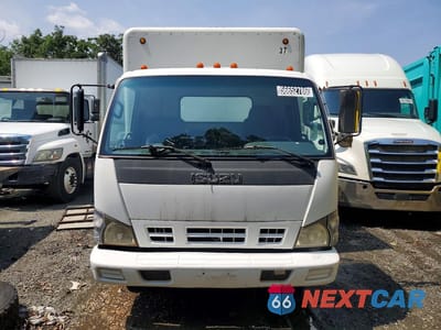 Piąte zdjęcie samochodu w środku: 2006 ISUZU NPR DELIVERY TRUCK VIN:4KLB4B1U56J803075 - miniatura