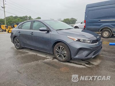 Czwarte zdjęcie samochodu z boku: 2024 KIA FORTE LXS VIN:3KPF24AD9RE705879 - miniatura