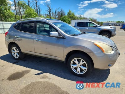Czwarte zdjęcie samochodu z boku: 2010 NISSAN ROGUE S VIN:JN8AS5MV8AW112923 - miniatura