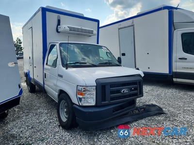 Czwarte zdjęcie samochodu z boku: 2023 FORD ECONOLINE E350 SUPER DUTY CUTAWAY VAN VIN:1FDWE3FK4PDD24976 - miniatura