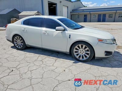 Czwarte zdjęcie samochodu z boku: 2009 LINCOLN MKS VIN:1LNHM94R59G620413 - miniatura