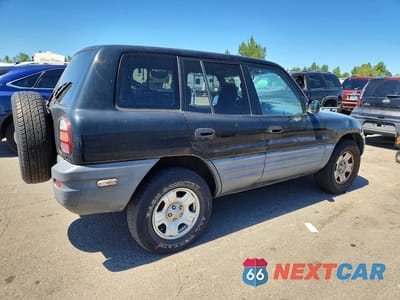 Trzecie zdjęcie samochodu z tyłu: 1998 TOYOTA RAV4 BASE VIN:JT3HP10V1W7075679 - miniatura