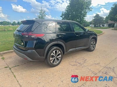 Czwarte zdjęcie samochodu z boku: 2021 NISSAN ROGUE SV VIN:5N1AT3BB2MC767330 - miniatura
