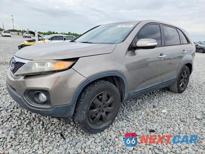 2013 KIA SORENTO LX 5XYKT3A61DG394659 - główne zdjęcie licytacji z USA - miniatura