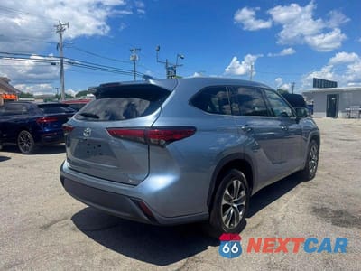 Czwarte zdjęcie samochodu z boku: 2022 TOYOTA HIGHLANDER XLE VIN:5TDGZRAH0NS123413 - miniatura