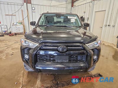 Piąte zdjęcie samochodu w środku: 2021 TOYOTA 4RUNNER SR5 VIN:JTEEU5JRXM5229956 - miniatura