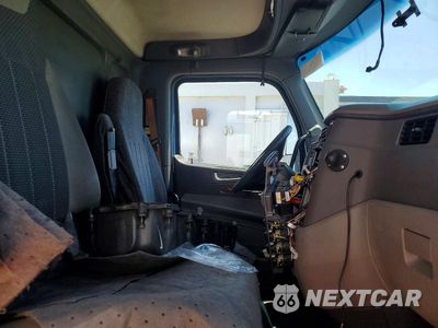 Zdjęcie 6 z 10 samochodu: 2017 PETERBILT 579 FUEL TRUCK VIN:1NPBLP9X2HD368928 - miniatura