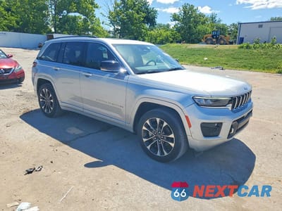 Czwarte zdjęcie samochodu z boku: 2023 JEEP GRAND CHEROKEE OVERLAND VIN:1C4RJHDG8P8769402 - miniatura