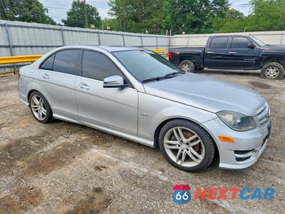 Czwarte zdjęcie samochodu z boku: 2012 MERCEDES-BENZ C 250 VIN:WDDGF4HB9CA679930 - miniatura