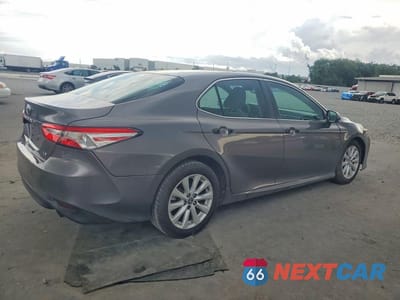 Trzecie zdjęcie samochodu z tyłu: 2018 TOYOTA CAMRY LE VIN:4T1B11HK4JU141399 - miniatura