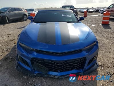 Piąte zdjęcie samochodu w środku: 2017 CHEVROLET CAMARO LT VIN:1G1FB3DX3H0149939 - miniatura