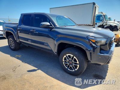 Czwarte zdjęcie samochodu z boku: 2024 TOYOTA TACOMA SR5 VIN:3TYLB5JN5RT023190 - miniatura