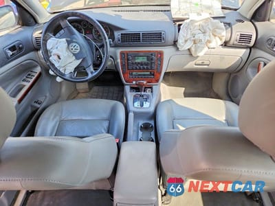 Zdjęcie 8 z 12 samochodu: 2005 VOLKSWAGEN PASSAT GLX VIN:WVWWU63B45E105326 - miniatura