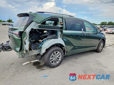 Trzecie zdjęcie samochodu z tyłu: 2026 TOYOTA SIENNA XLE 7-PASSENGER VIN:5TDYRKEC2TS300227 - miniatura