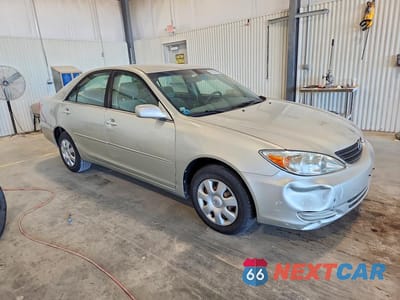 Czwarte zdjęcie samochodu z boku: 2002 TOYOTA CAMRY LE VIN:JTDBE32K820045555 - miniatura