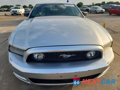 Piąte zdjęcie samochodu w środku: 2014 FORD MUSTANG VIN:1ZVBP8AM4E5209995 - miniatura