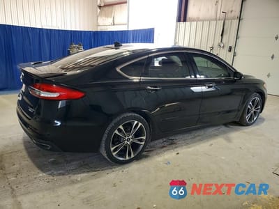 Trzecie zdjęcie samochodu z tyłu: 2019 FORD FUSION TITANIUM VIN:3FA6P0D94KR118849 - miniatura
