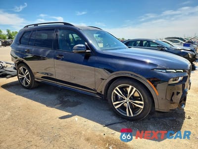 Czwarte zdjęcie samochodu z boku: 2024 BMW X7 XDRIVE40I VIN:5UX23EM0XR9S57309 - miniatura