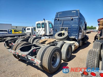 Czwarte zdjęcie samochodu z boku: 2015 VOLVO VNL SEMI TRUCK VIN:4V4NC9EH0FN184534 - miniatura