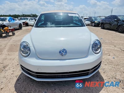 Piąte zdjęcie samochodu w środku: 2018 VOLKSWAGEN BEETLE S VIN:3VW5DAAT8JM502890 - miniatura