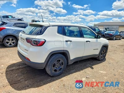 Trzecie zdjęcie samochodu z tyłu: 2020 JEEP COMPASS SPORT VIN:3C4NJCAB8LT253031 - miniatura