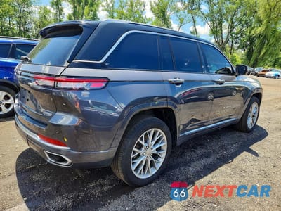 Trzecie zdjęcie samochodu z tyłu: 2022 JEEP GRAND CHEROKEE SUMMIT VIN:1C4RJHEG2N8594382 - miniatura