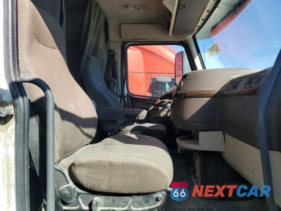 Piąte zdjęcie samochodu w środku: 2017 VOLVO VNL SEMI TRUCK VIN:4V4N99EH8HN977291 - miniatura