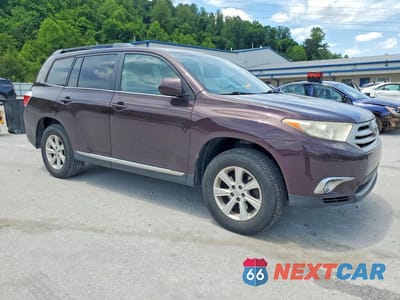 Czwarte zdjęcie samochodu z boku: 2013 TOYOTA HIGHLANDER PLUS VIN:5TDBK3EH5DS275871 - miniatura