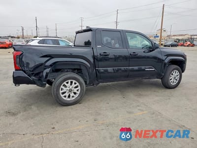 Trzecie zdjęcie samochodu z tyłu: 2025 TOYOTA TACOMA SR5 VIN:3TMKB5FN5SM032557 - miniatura