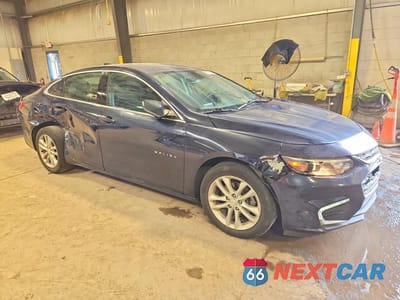 Czwarte zdjęcie samochodu z boku: 2018 CHEVROLET MALIBU LT VIN:1G1ZD5ST2JF205648 - miniatura