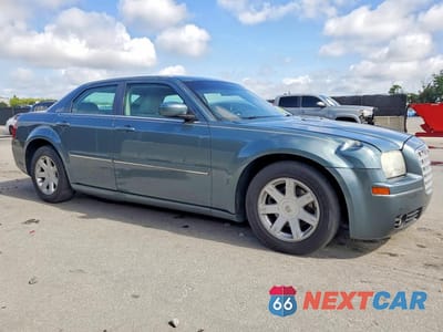 Czwarte zdjęcie samochodu z boku: 2005 CHRYSLER 300 TOURING VIN:2C3JA53G95H131703 - miniatura