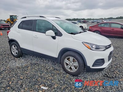Czwarte zdjęcie samochodu z boku: 2021 CHEVROLET TRAX 1LT VIN:KL7CJLSB9MB360000 - miniatura
