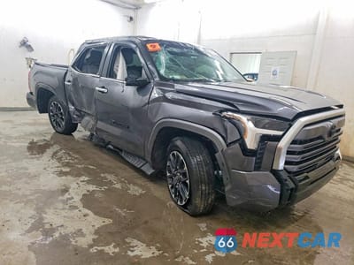 Czwarte zdjęcie samochodu z boku: 2025 TOYOTA TUNDRA CREWMAX LIMITED VIN:5TFJA5DBXSX314842 - miniatura