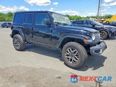Czwarte zdjęcie samochodu z boku: 2026 JEEP WRANGLER SAHARA VIN:1C4PJXEN4TW179945 - miniatura
