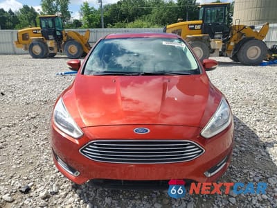 Piąte zdjęcie samochodu w środku: 2018 FORD FOCUS TITANIUM VIN:1FADP3J22JL283120 - miniatura