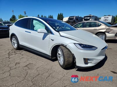 Czwarte zdjęcie samochodu z boku: 2020 TESLA MODEL X VIN:5YJXCDE20LF234006 - miniatura