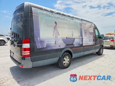 Trzecie zdjęcie samochodu z tyłu: 2012 MERCEDES-BENZ SPRINTER 2500 DELIVERY VAN VIN:WD3PE8CC3C5717465 - miniatura