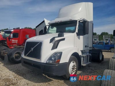 Drugie zdjęcie samochodu z przodu: 2018 VOLVO VNL SEMI TRUCK VIN:4V4N39TG3JN892537 - miniatura