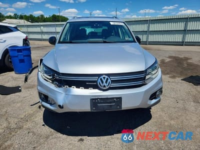 Piąte zdjęcie samochodu w środku: 2017 VOLKSWAGEN TIGUAN VIN:WVGUV7AX2HK030250 - miniatura