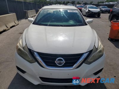 Piąte zdjęcie samochodu w środku: 2017 NISSAN ALTIMA 2.5 S VIN:1N4AL3APXHN322447 - miniatura