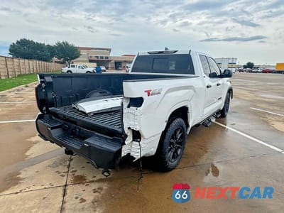 Czwarte zdjęcie samochodu z boku: 2023 TOYOTA TUNDRA SR5 VIN:5TFLA5AA0PX020684 - miniatura