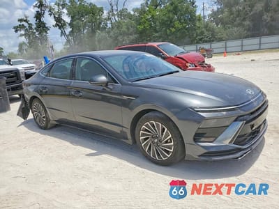 Czwarte zdjęcie samochodu z boku: 2025 HYUNDAI SONATA HYBRID SEL VIN:KMHL34JJ1SA120871 - miniatura