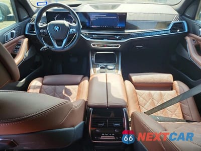 Zdjęcie 8 z 13 samochodu: 2025 BMW X5 XDRIVE45E VIN:5UX23EU09S9Z50751 - miniatura
